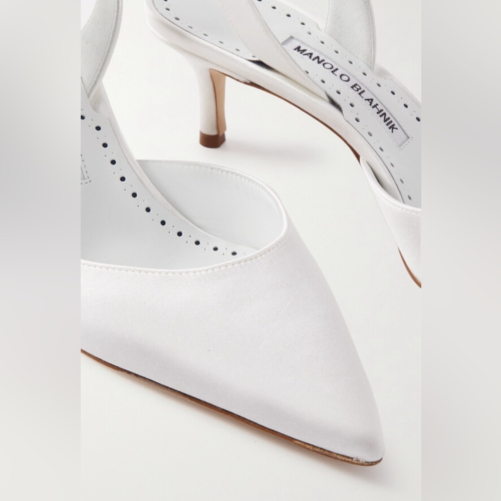 MANOLO BLAHNIK
Carolyne Kitten-Heel Halter Pumps